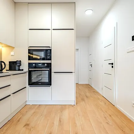 S Výhľadom Na Vysoké Tatry A Les Svit