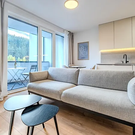 S Výhľadom Na Vysoké Tatry A Les *