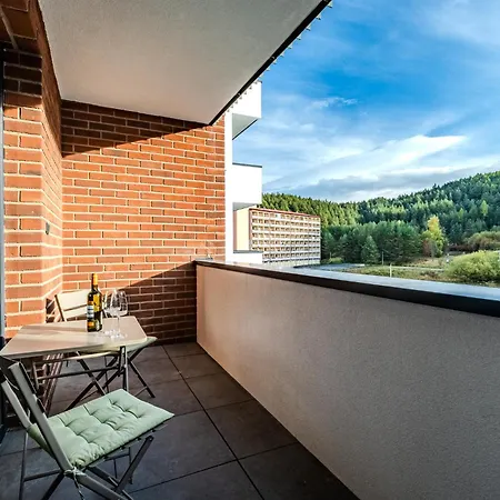 S Výhľadom Na Vysoké Tatry A Les